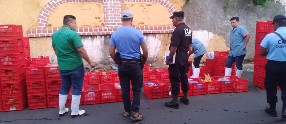 Santa Ana: sorprenden a empresa distribuidora de pollo cuando vertía residuos en la acera