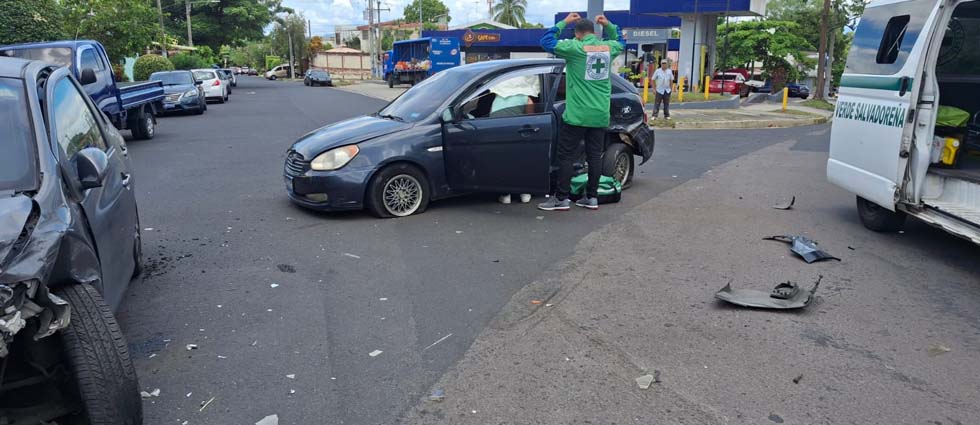 Reportan lesionados tras múltiple accidente en San Salvador