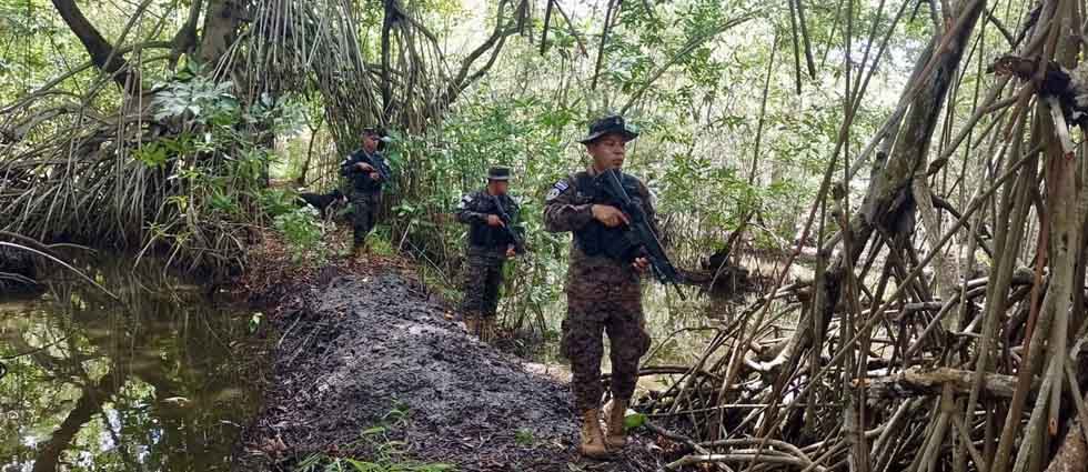 Militares patrullan manglares en busca de remanentes de pandillas