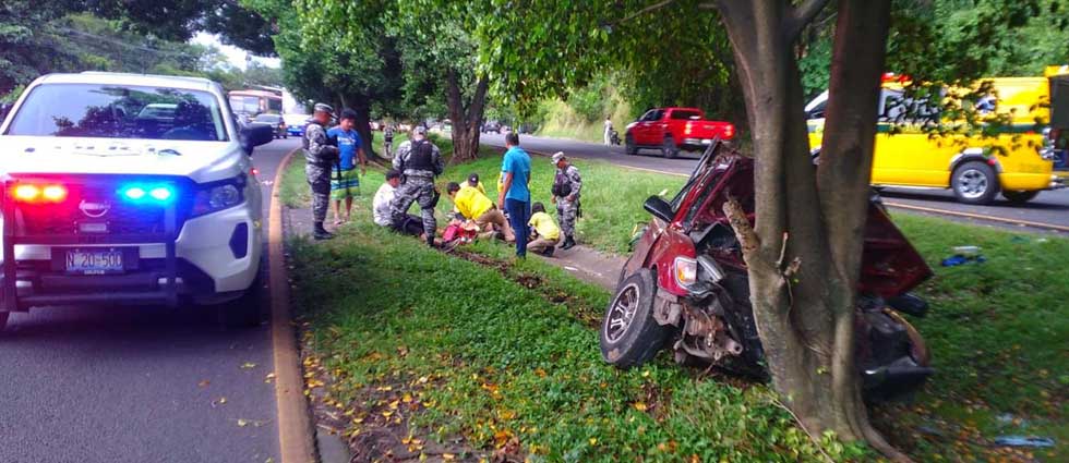 Reportan al menos 5 lesionados tras fuerte accidente en Cuscatlán