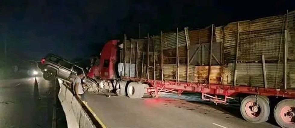 Rastra y camioneta protagonizan fuerte accidente en Sonsonate