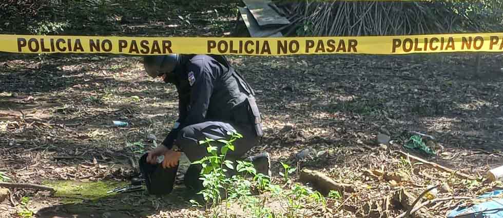 Policías hallan granada semienterrada en colonia de San Salvador
