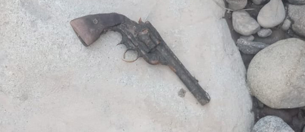 Militares hallan arma abandonada en Apopa