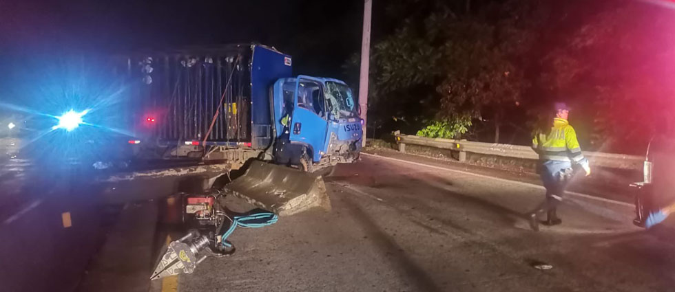 Cinco lesionados tras choque entre camión y microbús carretera al puerto de La Libertad