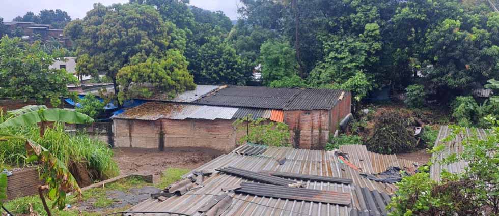 Policías evacúan a familia tras verse afectada por lluvias de esta tarde en Colón