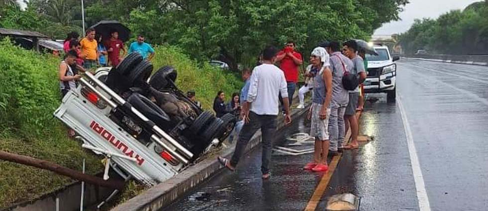 Conductor queda atrapado tras vuelco de camión en La Paz
