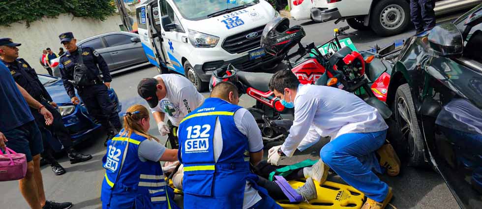 Conductor acaba en el hospital tras fuerte accidente en la colonia Escalón