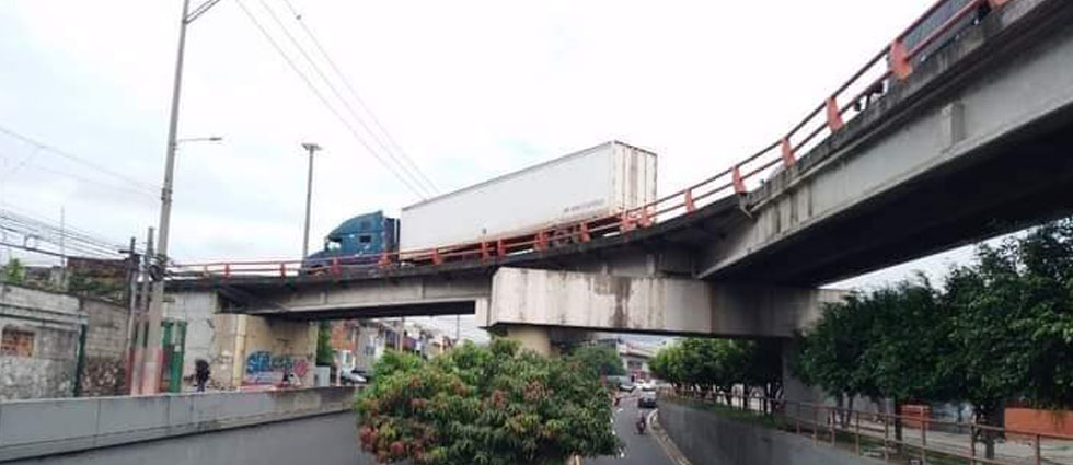 Tráiler queda atascado sobre el paso a desnivel del bulevar Venezuela