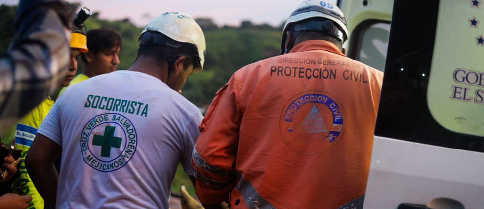 Protección Civil rescata a personas tras colapso de un muro en su vivienda en San Salvador