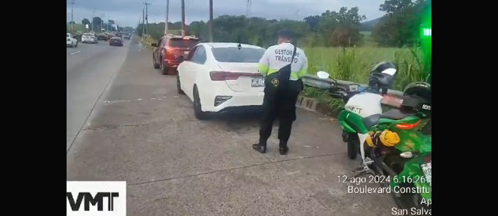 Sancionan a conductores distraídos en San Salvador por utilizar su celular