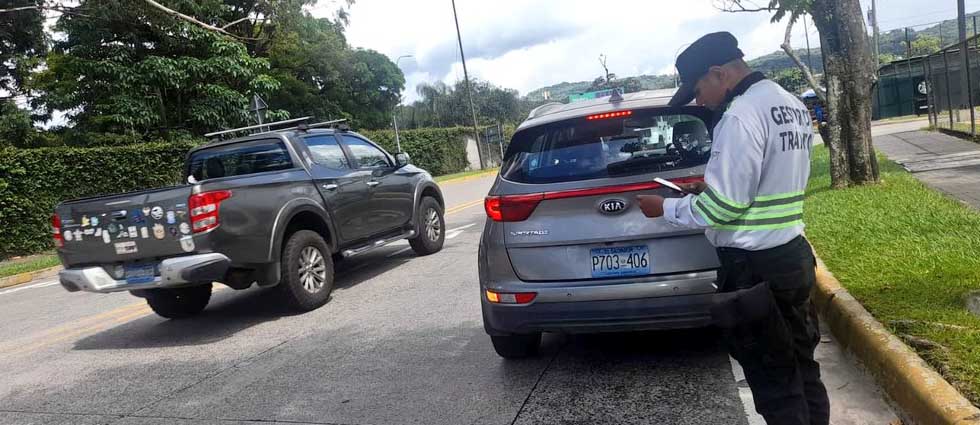 Siguen sancionando a conductores que se distraen con el celular mientras manejan
