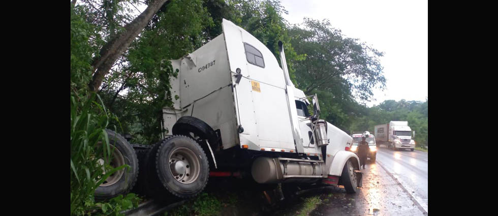 Conductor pierde el control del volante y sufre accidente en San Salvador