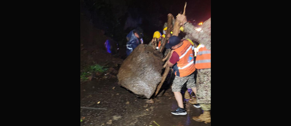 Remueven roca de gran tamaño que obstruía la carretera Litoral
