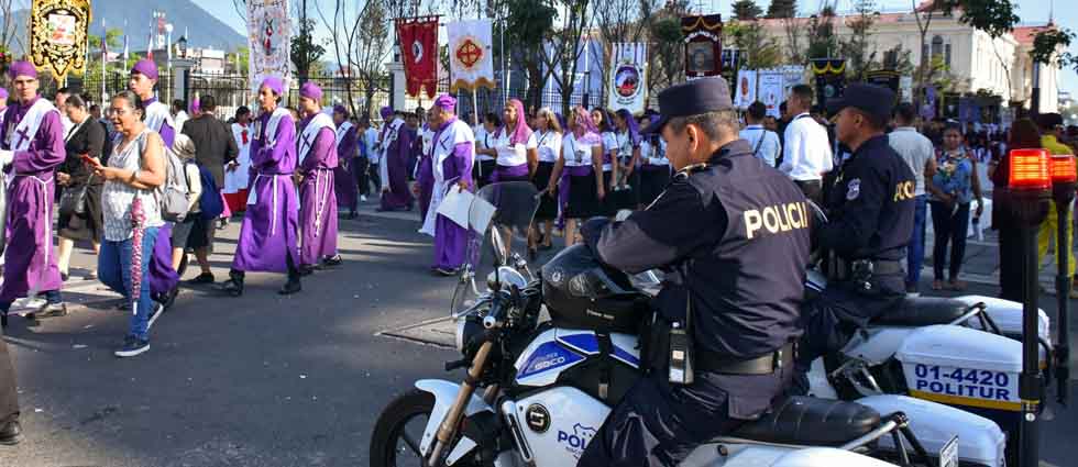Policía da seguridad a feligreses en procesiones en honor al Divino Salvador del Mundo