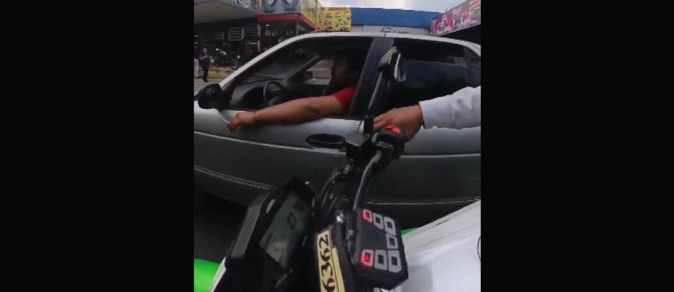 Captan a sujeto que iban hablando por celular y fumando mientras conducía