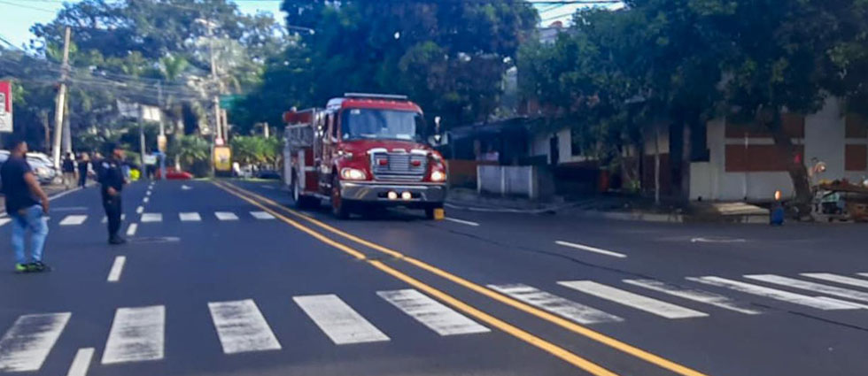 Cierran avenida Las Amapolas por incendio en un comedor tras explotar un cilindro de gas