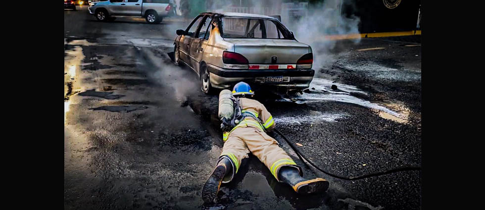 Auto acaba en cenizas tras incendiarse en la carretera Panamericana