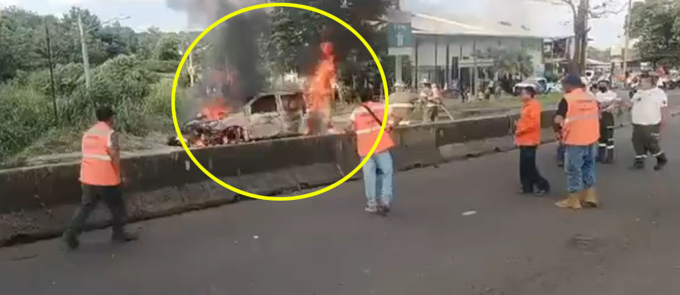 Vehículo se incendia en plena marcha sobre la carretera Panamericana