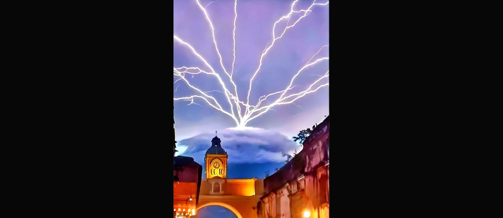 Rayos ascendentes en el volcán de Agua se roban la mirada de turistas y locales en Guatemala