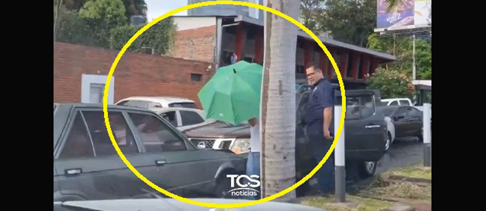 Automovilistas chocan frontalmente sobre el bulevar del Hipódromo