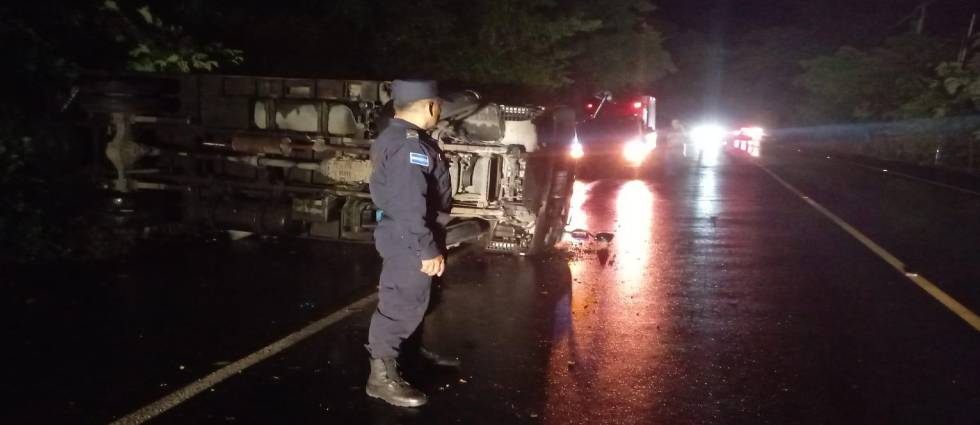 Hombre acaba en el hospital tras fuerte accidente en Chalatenango