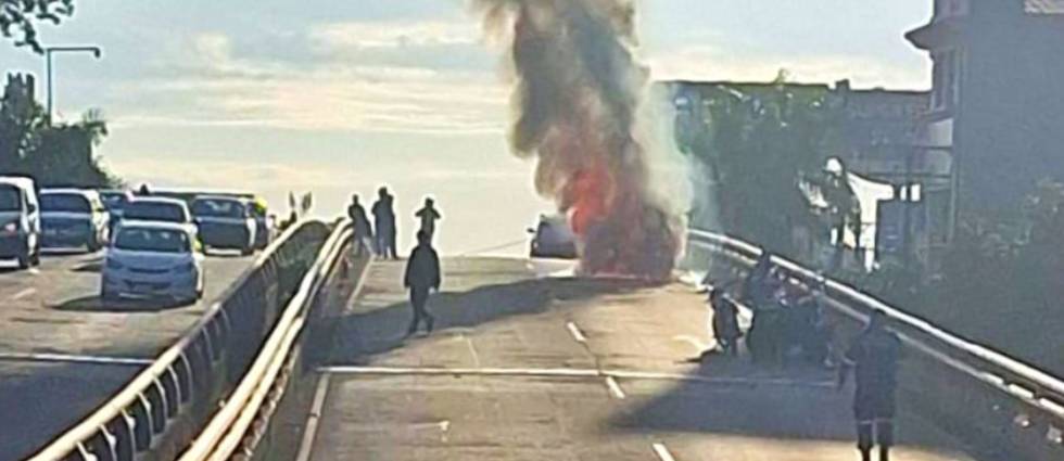 Vehículo se incendia sobre el paso desnivel del Árbol de La Paz