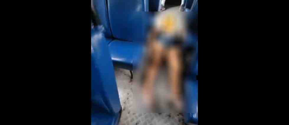 Mujer ebria se queda dormida en el piso de un autobús de la 102-A