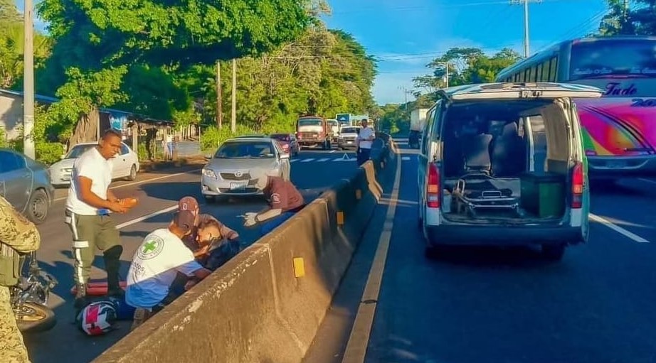 Socorristas auxilian a motociclista tras accidentarse en carretera Panamericana