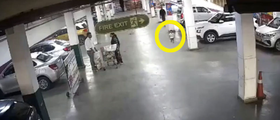 INDIA: Captan cuando atropellan a niño en un estacionamiento porque su mamá estaba distraída