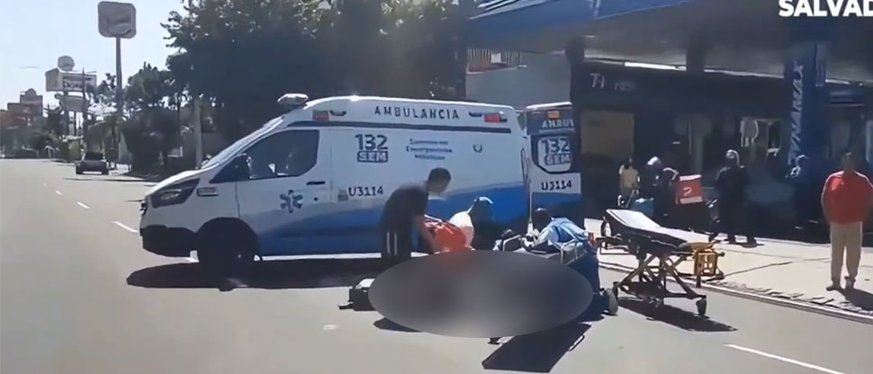 Este es el momento cuando atienden a motociclistas embestidos por automovilista en Los Sisimiles