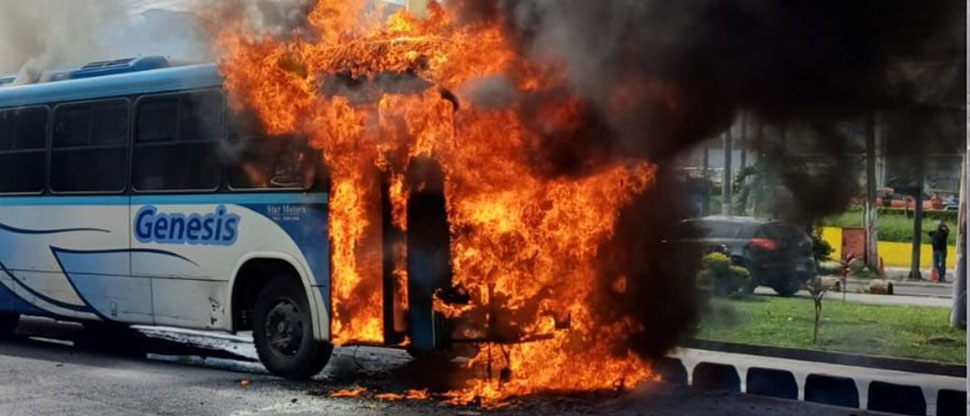 Incendio consume autobús de la ruta 3 en bulevar del Ejército