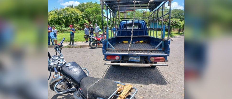 Motociclista y su acompañante resultan lesionados tras ser embestidos por pick up en Lourdes