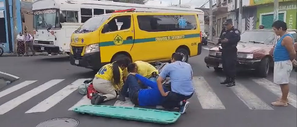Automovilista no respeta señal de alto y embiste a motociclista cerca del parque Infantil
