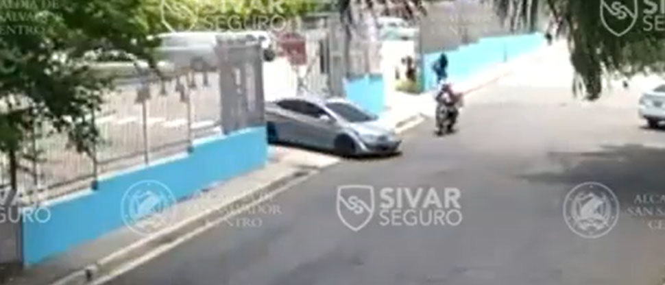 Captan cuando motocicleta le “desarma el bumper” a automóvil que salía de estacionamiento