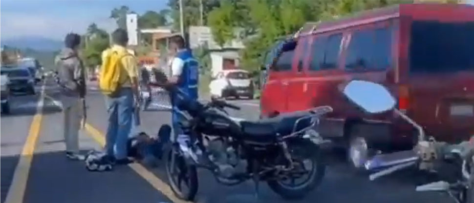 Automovilista embiste a motociclista y escapa dejándolo tendido en el bulevar del Ejército