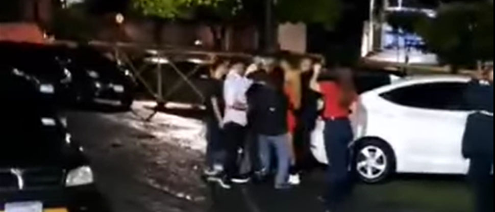 Mal trago: Mujeres protagonizan pelea en estacionamiento de cervecería en Soyapango