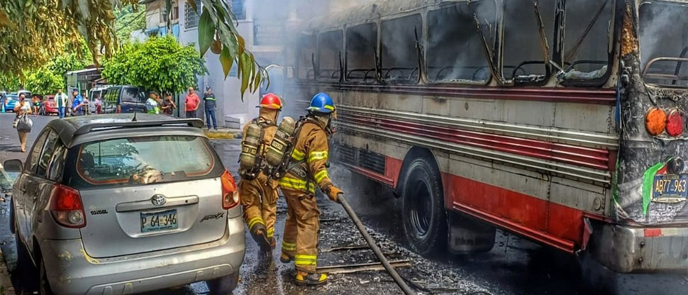 Incendio consume bus en el barrio San Jacinto, los pasajeros lograron evacuar a tiempo