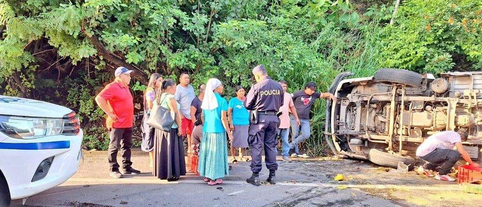 Camión cargado de verduras y frutas vuelca en la carretera Litoral, hay varios lesionados