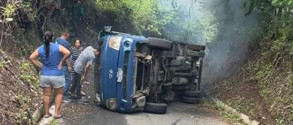 Camión lleno de hermanos de una iglesia evangélica vuelca en San Juan Nonualco