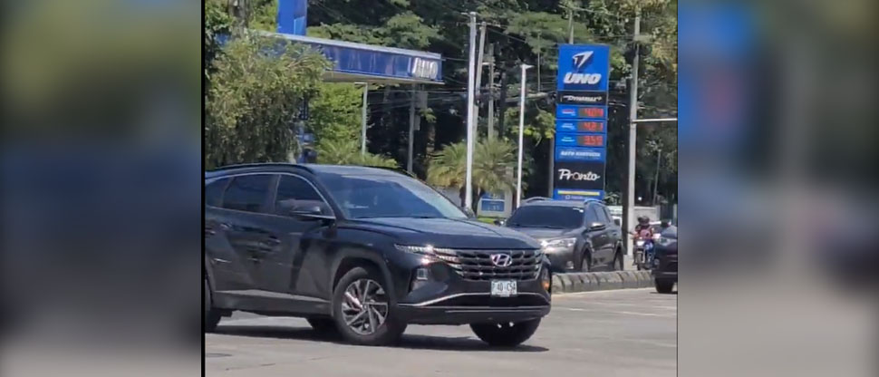 Denuncian a conductor de camioneta por hacer giro prohibido en la alameda Juan Pablo II