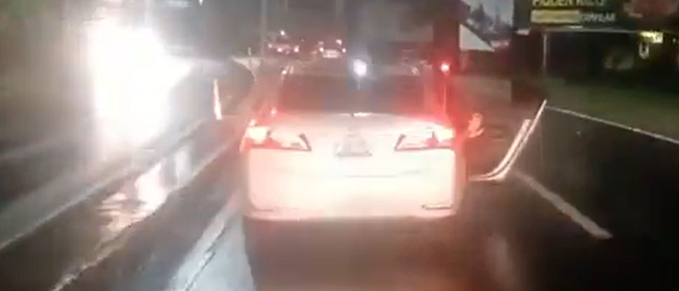 Captan a carro particular circulando en Santa Ana con la puerta del pasajero abierta