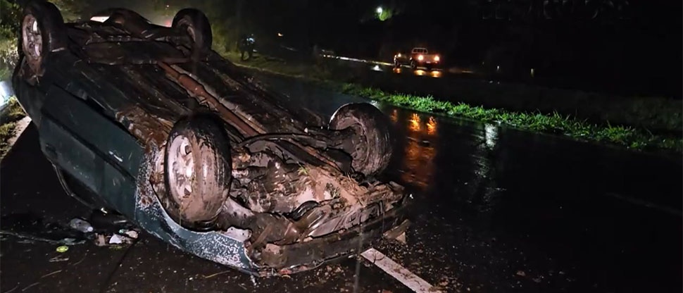 Motociclista invade carril y provoca que carro particular vuelque en la carretera de Oro