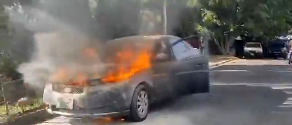 Conductor vive momentos de angustia tras incendiarse su vehículo en alameda Juan Pablo II