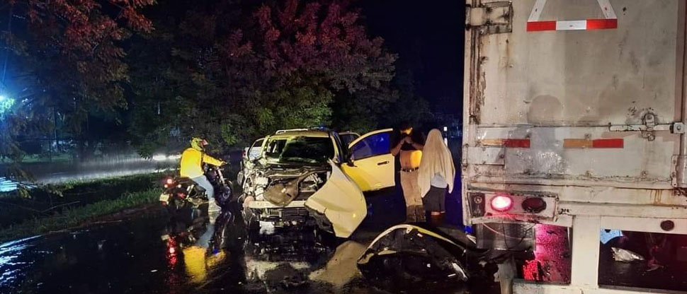 Vivo de milagro: conductor resulta lesionado tras estrellarse contra una rasta