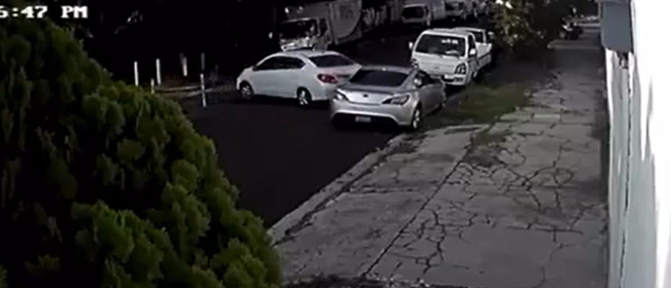 Automovilista choca con carro estacionado y escapa sin darse cuenta que quedó grabado