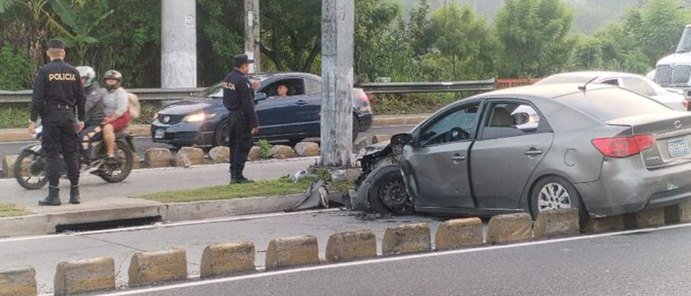 Automovilista se accidenta en el bulevar del Ejército y deja su carro abandonado