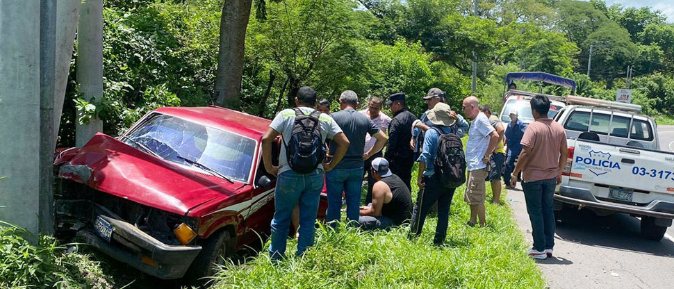 Aparatoso accidente deja una mujer lesionada en carretera Litoral