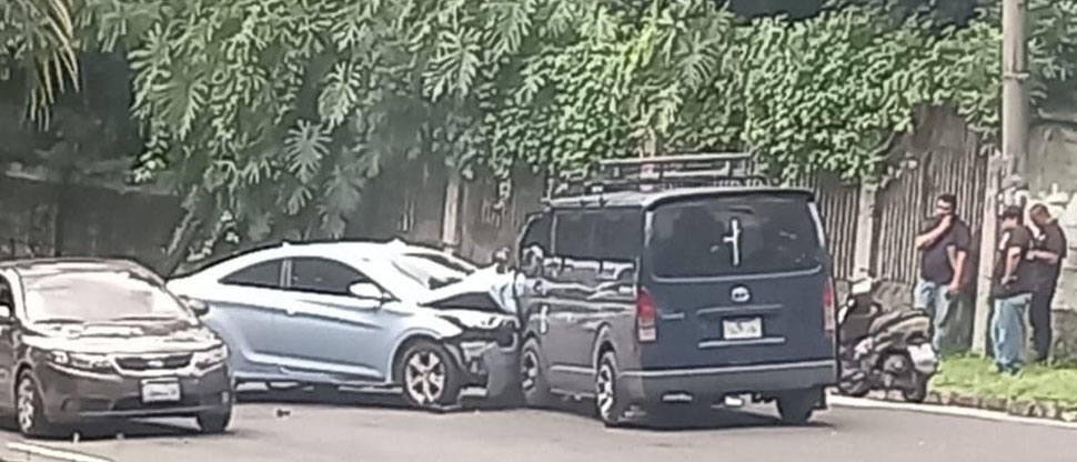 Carro choca de frente contra microbús por invadir carril en carretera a Los Planes de Renderos