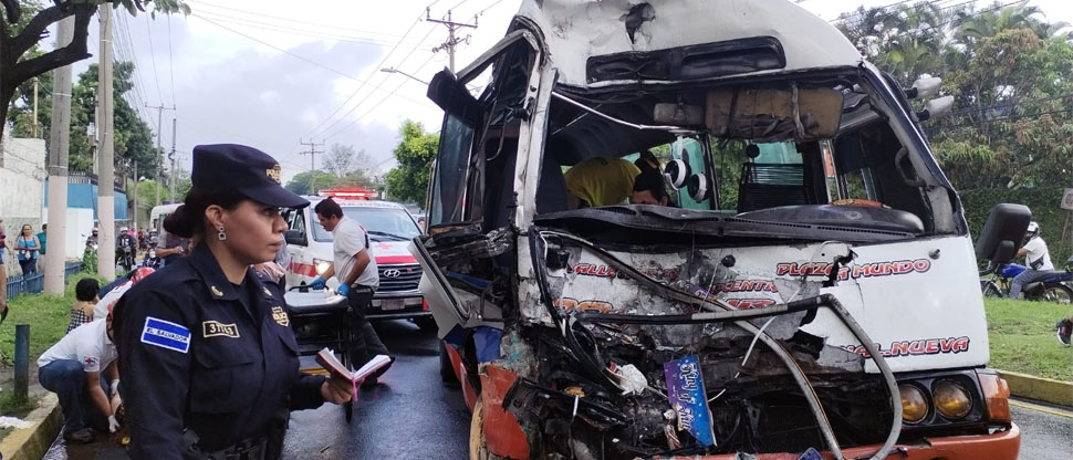 Varias pasajeros resultan lesionados tras fuerte choque entre microbús y bus de la ruta 29-A
