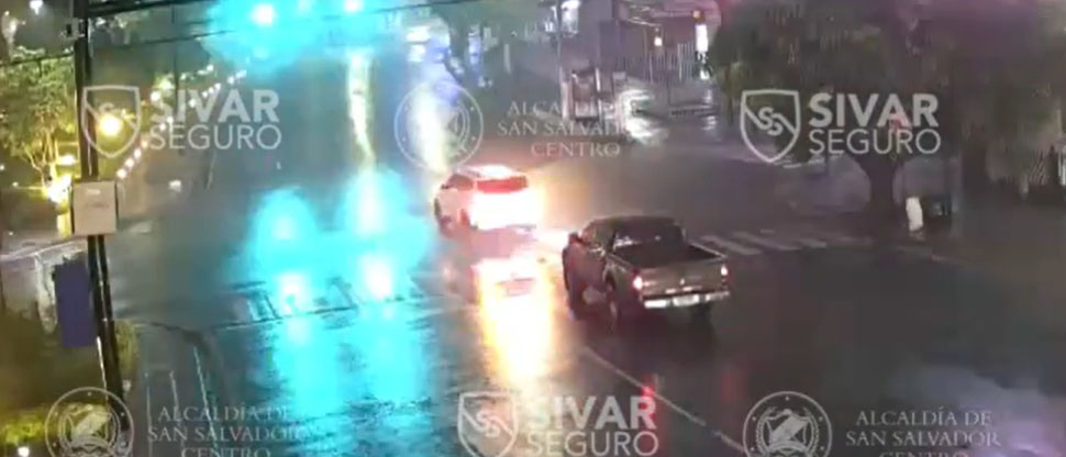 Captan cuando pick up a excesiva velocidad se va a detener en camioneta en el Salvador del Mundo